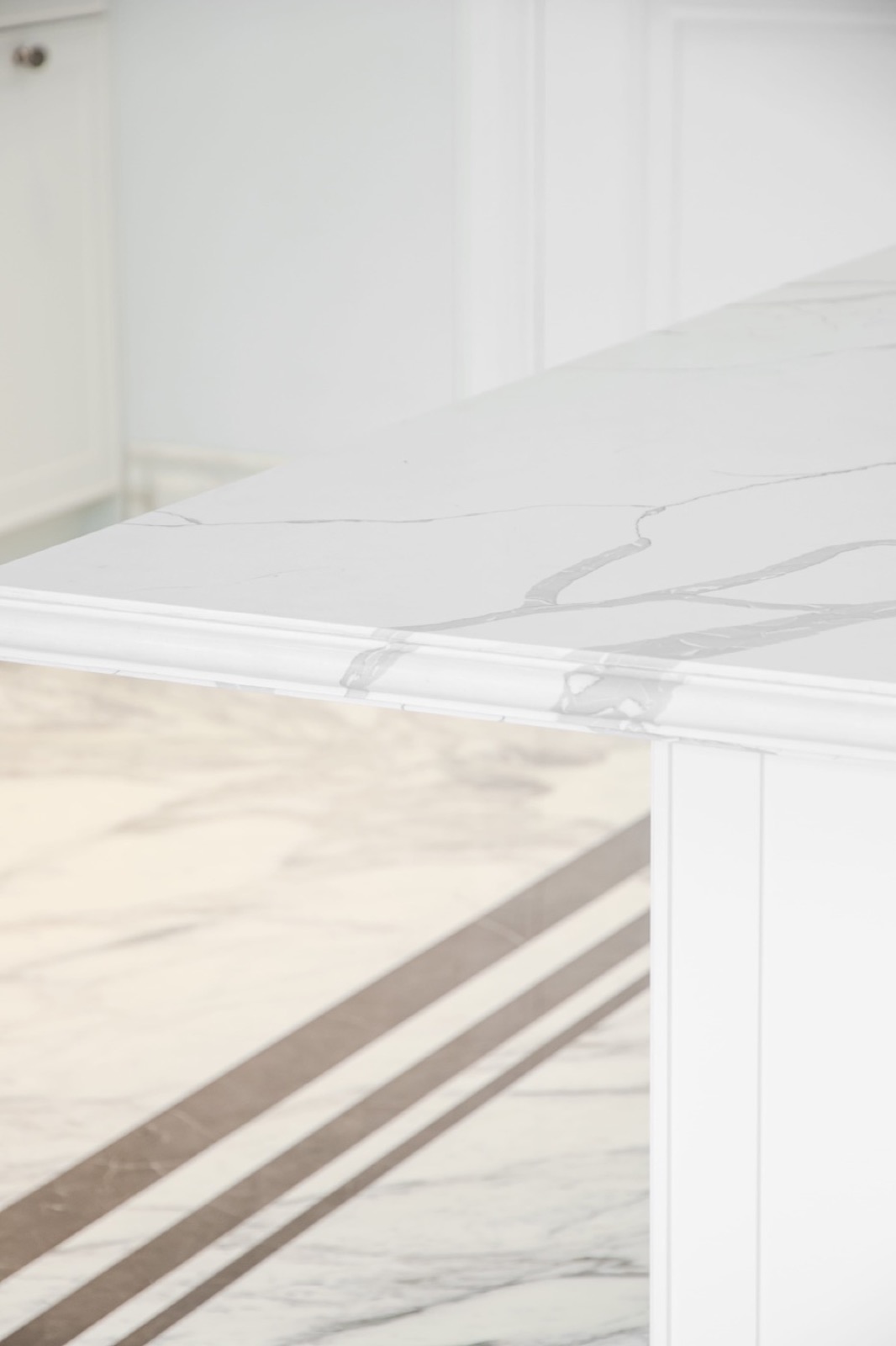 Close-up of a quartz countertop edge with grey veining